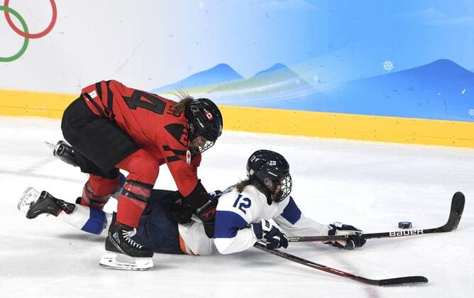 Sanni Vanhanen of Finland and Natalie Spooner of Canada during women s Ice hockey, Eishockey preliminary round group A match between Finland and Canada at the Beijing Winter Olympic Games, Olympische Spiele, Olympia, OS in Wukesong Sports Centre in Beijing on February 5, 2022. Beijing China LKLAPJ20220205062509T957  Copyright: xJussixNukarix