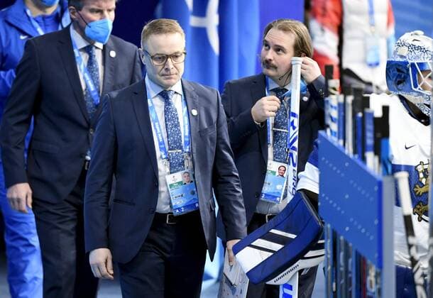 Head coach Juuso Toivola of Finland during women s Ice hockey, Eishockey preliminary round group A match between Finland and Canada at the Beijing Winter Olympic Games, Olympische Spiele, Olympia, OS in Wukesong Sports Centre in Beijing on February 5, 2022. Beijing China LKLAPJ20220205060548R432  Copyright: xJussixNukarix