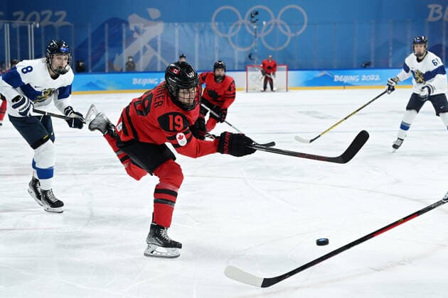 (220205) -- BEIJING, Feb. 5, 2022 -- Brianne Jenner (front) of Canada attacks during the Ice hockey, Eishockey women s preliminary round group A match between Canada and Finland at Wukesong Sports Centre in Beijing, capital of China, Feb. 5, 2022. ) (BEIJING2022)CHINA-BEIJING-OLYMPIC Winter games, Winterspiele,Spiele, Summer games ICE HOCKEY-WOMEN S PRELIMINARY-CANADA VS FINLAND MaxNing 