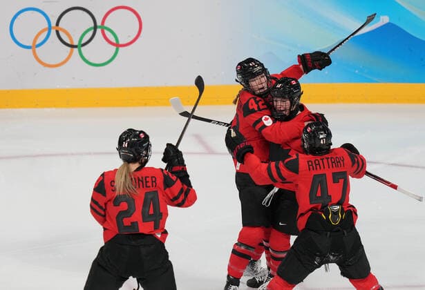 (220205) -- BEIJING, Feb. 5, 2022 -- Athletes of Canada celebrate scoring during the women s Ice hockey, Eishockey preliminary round Group A match between Canada and Finland at National Indoor Stadium in Beijing, capital of China, Feb. 5, 2022. ) (BEIJING2022)CHINA-BEIJING-OLYMPIC Winter games, Winterspiele,Spiele, Summer games ICE HOCKEY-WOMEN S PRELIMINARY-CANADA VS FINLAND(CN) MengxYongmin 