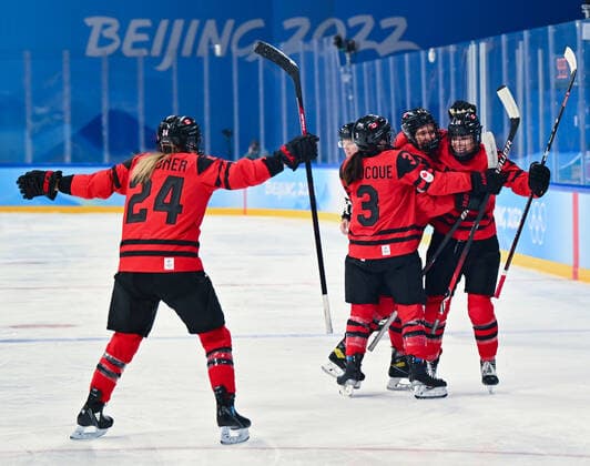 (220205) -- BEIJING, Feb. 5, 2022 -- Athletes of Canada celebrate scoring during the Ice hockey, Eishockey women s preliminary round group A match between Canada and Finland at Wukesong Sports Centre in Beijing, capital of China, Feb. 5, 2022. ) (BEIJING2022)CHINA-BEIJING-OLYMPIC Winter games, Winterspiele,Spiele, Summer games ICE HOCKEY-WOMEN S PRELIMINARY-CANADA VS FINLAND SongxYanhua 