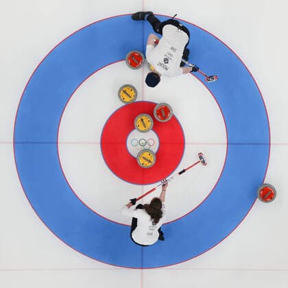 Bilder des Jahres 2022, Sport 02 Februar Sport Themen der Woche KW05 Sport Bilder des Tages (220205) -- BEIJING, Feb. 5, 2022 -- Bruce Mouat (top) and Jennifer Dodds of Great Britain compete during the curling mixed doubles round robin event of the Beijing 2022 Winter Olympics between Great Britain and Czech Republic at National Aquatics Centre in Beijing, capital of China, Feb. 5, 2022. ) (BEIJING2022)CHINA-BEIJING-OLYMPIC Winter games, Winterspiele,Spiele, Summer games CURLING-MIXED DOUBLES-GREAT BRITAIN VS CZECH PEPUBLIC (CN) LiuxXu 