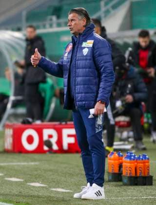 SOCCER - OEFB Cup, Rapid vs Hartberg VIENNA,AUSTRIA,05.FEB.22 - SOCCER - UNIQA OEFB Cup, quarterfinals, SK Rapid Wien vs TSV Hartberg. Image shows head coach Kurt Russ (Hartberg) .  GEPAxpictures xMarioxKneisl