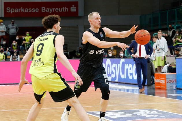20 Matchday of the easyCredit BBL Basketball Bundesliga at Oberfrankenhalle in Bayreuth Season 2021 2022 Medi Bayreuth vs Hamburg Towers Kay Bruhnke Medi Bayreuth 9 left Seth Hinrichs Hamburg Towers 12 right