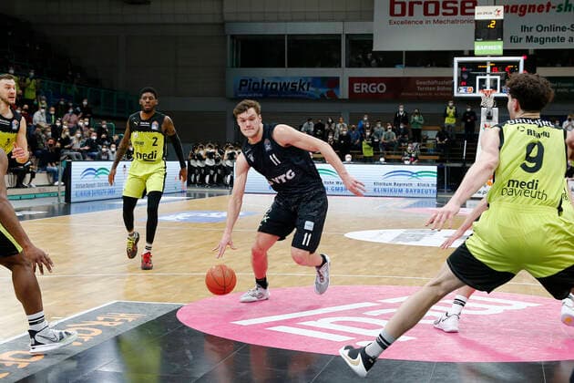 20 Matchday of the easyCredit BBL Basketball Bundesliga in the Oberfrankenhalle in Bayreuth Season 2021 2022 Medi Bayreuth against Hamburg Towers Maik Kotsar Hamburg Towers 11 middle