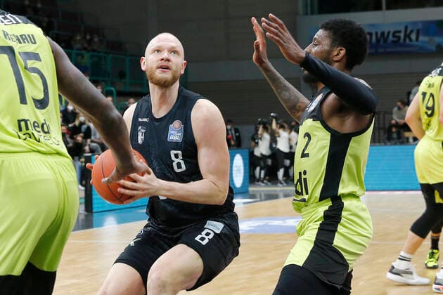 20 Matchday of the easyCredit BBL Basketball Bundesliga at Oberfrankenhalle in Bayreuth Season 2021 2022 Medi Bayreuth vs Hamburg Towers Sacar Anim Medi Bayreuth 2 right Robin Christen Hamburg Towers 8 left