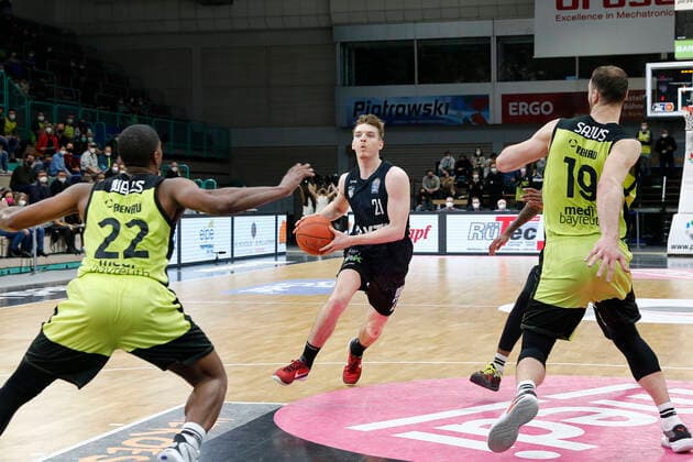 20 Matchday of the easyCredit BBL Basketball Bundesliga at Oberfrankenhalle in Bayreuth Season 2021 2022 Medi Bayreuth vs Hamburg Towers Cameron Wells Medi Bayreuth 22 left Martynas Sajus Medi Bayreuth 19 right Justus Hollatz Hamburg Towers 21 center