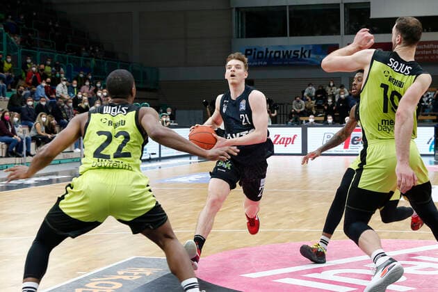 20 Matchday of the easyCredit BBL Basketball Bundesliga at Oberfrankenhalle in Bayreuth Season 2021 2022 Medi Bayreuth vs Hamburg Towers Cameron Wells Medi Bayreuth 22 left Martynas Sajus Medi Bayreuth 19 right Justus Hollatz Hamburg Towers 21 center