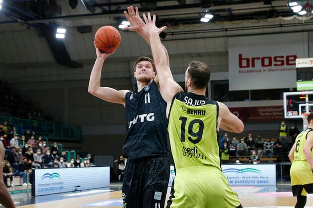 20 Matchday of the easyCredit BBL Basketball Bundesliga at Oberfrankenhalle in Bayreuth Season 2021 2022 Medi Bayreuth vs Hamburg Towers Martynas Sajus Medi Bayreuth 19 right Maik Kotsar Hamburg Towers 11 left