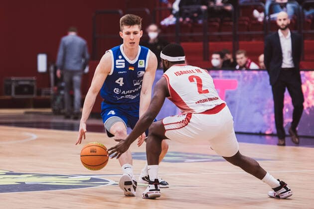 ProA 23 Matchday Artland Dragons vs VfL SparkassenStars Bochum, 05 02 2022 Niklas Geske VfL SparkassenStars Bochum, 4 , Tramaine Andre Isabell Jr Artland Dragons, 2 ProA 23 Matchday Artland Dragons vs VfL SparkassenStars Bochum on 05 02 2022 in Quakenbrueck Artland Arena , Germany, Copyright: xBEAUTIFULxSPORTS Neddermannx