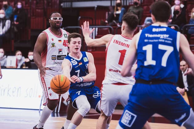 ProA 23 Matchday Artland Dragons vs VfL SparkassenStars Bochum, 05 02 2022 Demetrius Ward Artland Dragons, 45 , Lars Kamp VfL SparkassenStars Bochum, 7 , Zachary Christopher Ensminger Artland Dragons, 1 ProA 23 Matchday Artland Dragons vs VfL SparkassenStars Bochum on 05 02 2022 in Quakenbrueck Artland Arena , Germany, Copyright: xBEAUTIFULxSPORTS Neddermannx