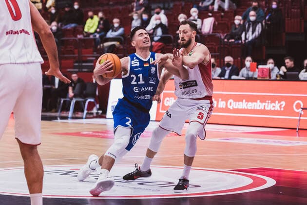 ProA 23 Matchday Artland Dragons vs VfL SparkassenStars Bochum, 05 02 2022 Abdulah Kameric VfL SparkassenStars Bochum, 21 , Chase Chandler Griffin Artland Dragons, 5 ProA 23 Matchday Artland Dragons vs VfL SparkassenStars Bochum on 05 02 2022 in Quakenbrueck Artland Arena , Germany, Copyright: xBEAUTIFULxSPORTS Neddermannx