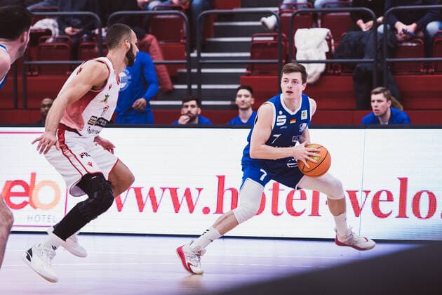ProA 23 Matchday Artland Dragons vs VfL SparkassenStars Bochum, 05 02 2022 Taren Valdis Sullivan Artland Dragons, 13 , Lars Kamp VfL SparkassenStars Bochum, 7 ProA 23 Matchday Artland Dragons vs VfL SparkassenStars Bochum on 05 02 2022 in Quakenbrueck Artland Arena , Germany, Copyright: xBEAUTIFULxSPORTS Neddermannx