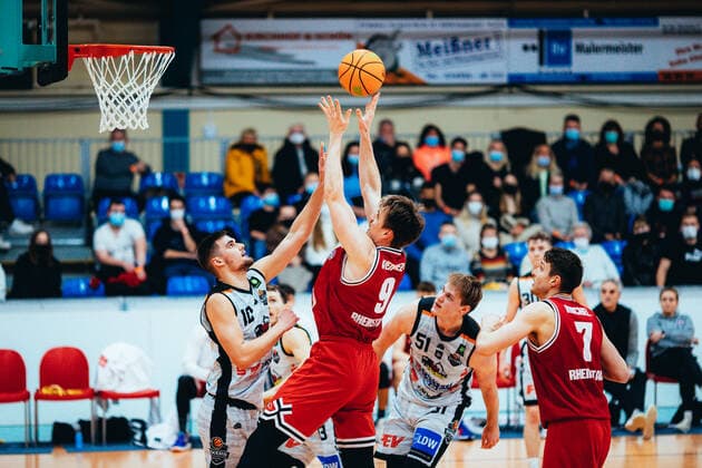 BB-2BL BSW Sixers - CGN RheinStars Köln Florian Wendeler ( 9 RheinStars Köln), Sandro Antunovic ( 10 BSW Sixers) waehrend der Saison 2021-22 (Herren) in der Barmer 2. Bundesliga ProB zwischen BSW Sixers und SCH - CGN RheinStars Köln in der Ballsporthalle Sandersdorf am 5. February 2022 in Sandersdorf, Sachsen Anhalt, Deutschland