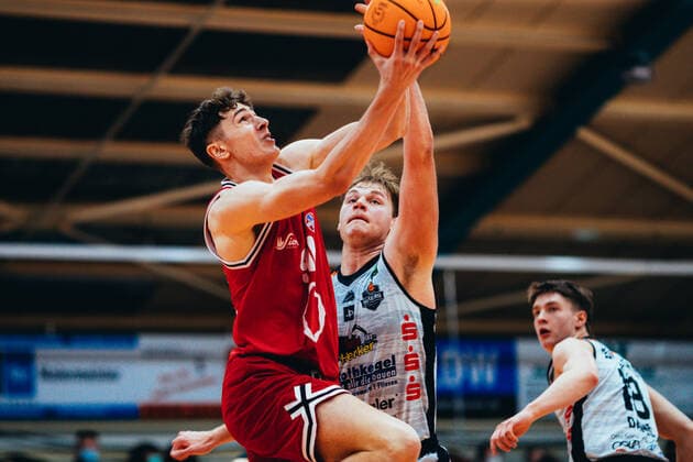 BB-2BL BSW Sixers - CGN RheinStars Köln Jannis von Seckendorff ( 90 RheinStars Köln), Sören Urbansky ( 51 BSW Sixers) waehrend der Saison 2021-22 (Herren) in der Barmer 2. Bundesliga ProB zwischen BSW Sixers und SCH - CGN RheinStars Köln in der Ballsporthalle Sandersdorf am 5. February 2022 in Sandersdorf, Sachsen Anhalt, Deutschland