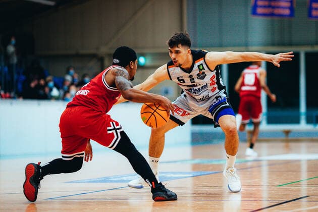 BB-2BL BSW Sixers - CGN RheinStars Köln Ole Sievers ( 6 BSW Sixers), Lamont Vincent Jr. ( 2 RheinStars Köln) waehrend der Saison 2021-22 (Herren) in der Barmer 2. Bundesliga ProB zwischen BSW Sixers und SCH - CGN RheinStars Köln in der Ballsporthalle Sandersdorf am 5. February 2022 in Sandersdorf, Sachsen Anhalt, Deutschland