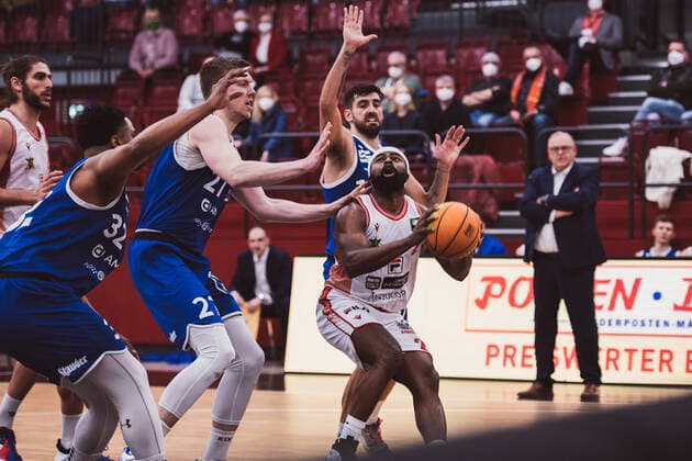 ProA 23 match day Artland Dragons vs VfL SparkassenStars Bochum, 05 02 2022 Tramaine Andre Isabell Jr Artland Dragons, 2 , Terrell Randolph Vinson VfL SparkassenStars Bochum, 32 , Bjoern Rohwer VfL SparkassenStars Bochum, 27 , Miquel Servera Rodriguez VfL SparkassenStars Bochum, 13 ProA 23 Spieltag Artland Dragons vs VfL SparkassenStars Bochum on 05 02 2022 in Quakenbrueck Artland Arena , Germany, Copyright: xBEAUTIFULxSPORTS Neddermannx