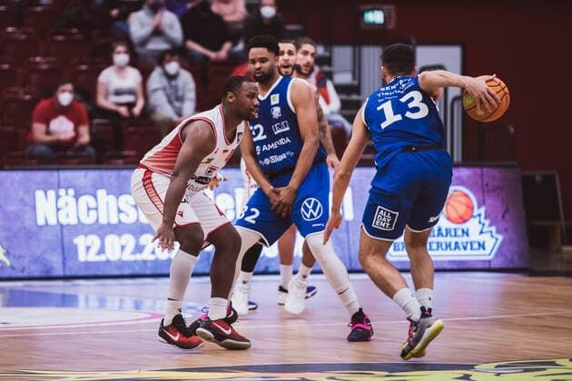 ProA 23 Matchday Artland Dragons vs VfL SparkassenStars Bochum, 05 02 2022 Demetrius Ward Artland Dragons, 45 , Terrell Randolph Vinson VfL SparkassenStars Bochum, 32 , Miquel Servera Rodriguez VfL SparkassenStars Bochum, 13 ProA 23 Matchday Artland Dragons vs VfL SparkassenStars Bochum on 05 02 2022 in Quakenbrueck Artland Arena , Germany, Copyright: xBEAUTIFULxSPORTS Neddermannx