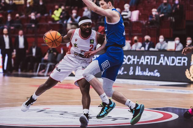 ProA 23 Matchday Artland Dragons vs VfL SparkassenStars Bochum, 05 02 2022 Tramaine Andre Isabell Jr Artland Dragons, 2 , Marius Behr VfL SparkassenStars Bochum, 17 ProA 23 Matchday Artland Dragons vs VfL SparkassenStars Bochum on 05 02 2022 in Quakenbrueck Artland Arena , Germany, Copyright: xBEAUTIFULxSPORTS Neddermannx