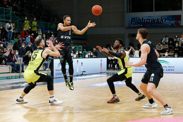 20 Matchday of the easyCredit BBL Basketball Bundesliga at Oberfrankenhalle in Bayreuth Season 2021 2022 Medi Bayreuth vs Hamburg Towers Martynas Sajus Medi Bayreuth 19 left Sacar Anim Medi Bayreuth 2 2 v right Jaylon Brown Hamburg Towers 0 2 v left Maik Kotsar Hamburg Towers 11 right