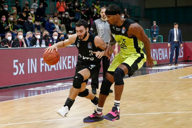 20 Matchday of the easyCredit BBL Basketball Bundesliga at Oberfrankenhalle in Bayreuth Season 2021 2022 Medi Bayreuth vs Hamburg Towers Terry Allen Medi Bayreuth 15 right Maximilian DiLeo Hamburg Towers 3 left