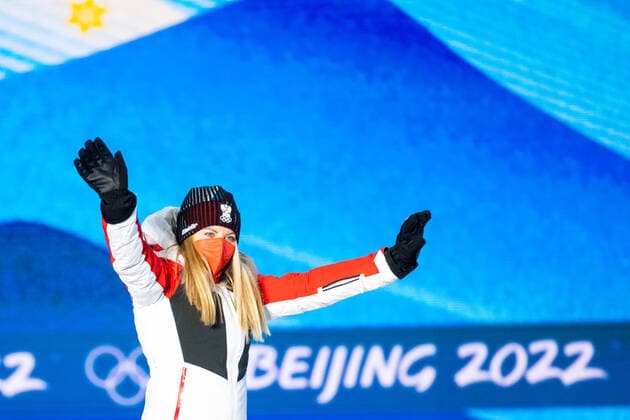 OLYMPICS - Winter Olympic Games, Olympische Spiele, Olympia, OS Beijing 2022 ZHANGJIAKOU,CHINA,06.FEB.22 - OLYMPICS, NORDIC SKIING, CROSS COUNTRY SKIING - Winter Olympic Games Beijing 2022, skiathlon, ladies, award ceremony. Image shows the rejoicing of Teresa Stadlober (AUT). GEPAxpictures xMaticxKlansek