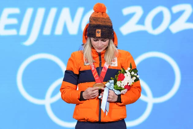 (220206) -- BEIJING, Feb. 6, 2022 -- Gold medalist Irene Schouten of the Netherlands looks at her gold medal during the awarding ceremony of the women s 3,000m Speed skating, Eisschnelllauf event at the Beijing Medals Plaza of the Winter Olympics in Beijing, capital of China, Feb. 6, 2022. ) (BEIJING2022)CHINA-BEIJING-OLYMPIC Winter games, Winterspiele,Spiele, Summer games AWARDING CEREMONY (CN) JuxHuanzong 