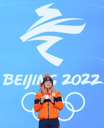 (220206) -- BEIJING, Feb. 6, 2022 -- Gold medalist Irene Schouten of the Netherlands poses for a photo during the awarding ceremony of the women s 3,000m Speed skating, Eisschnelllauf event at the Beijing Medals Plaza of the Winter Olympics in Beijing, capital of China, Feb. 6, 2022. ) (BEIJING2022)CHINA-BEIJING-OLYMPIC Winter games, Winterspiele,Spiele, Summer games AWARDING CEREMONY (CN) JuxHuanzong 