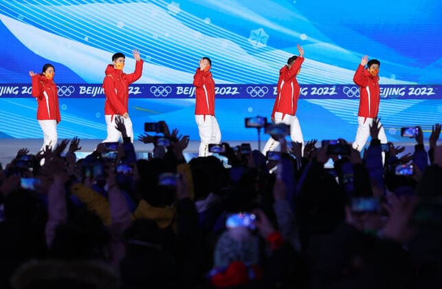 (220206) -- BEIJING, Feb. 6, 2022 -- Athletes of China attend the awarding ceremony of the mixed team relay of short track Speed skating, Eisschnelllauf event at the Beijing Medals Plaza of the Winter Olympics in Beijing, capital of China, Feb. 6, 2022.China won the gold medal in the event. ) (BEIJING2022)CHINA-BEIJING-OLYMPIC Winter games, Winterspiele,Spiele, Summer games AWARDING CEREMONY (CN) YangxLei 