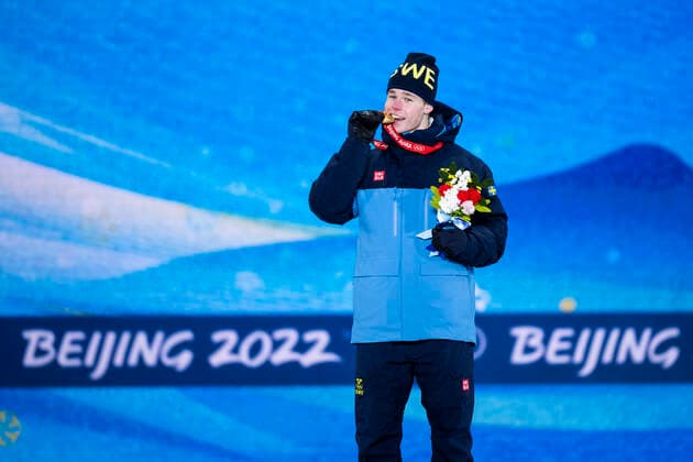 220206 Walter Wallberg of Sweden celebrates with his gold medal at the medal ceremony for men s moguls during day 2 of the 2022 Winter Olympics on February 6, 2022 in Zhangjiakou Photo Joel Marklund BILDBYRAN kod JM JM0272 bbeng olympic games olympics winter olympics os ol olympiska spel winter os olympics peking peking Beijing 2022 beijing 2022 beijing 2022 olympic games beijing 2022 winter olympic games beijing os beijing ol winter ol medal ceremony medal ceremony medal ceremony sweden jubilee gold,  Copyright: JOELxMARKLUND BB220206JM050