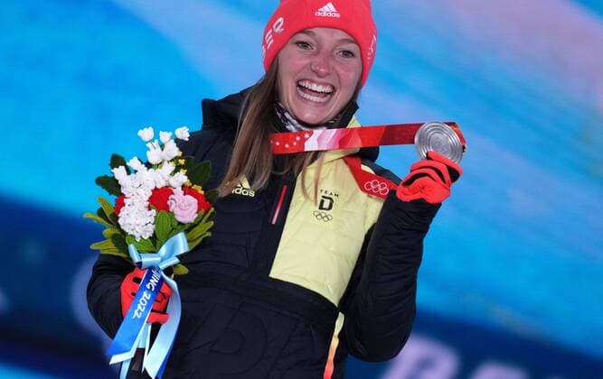 Bilder des Jahres 2022, Sport 02 Februar Sport Themen der Woche KW05 Sport Bilder des Tages China Olympics 2022 Medal Ceremony 8106110 06.02.2022 Silver medalist Germany s Katharina Althaus celebrates on the podium during the medal ceremony for the Ski jumping, Skispringen, Ski, nordisch women s normal hill individual event of the Beijing 2022 Winter Olympic Games, Olympische Spiele, Olympia, OS at the Medals Plaza in Zhangjiakou, China. Ramil Sitdikov Sputnik Beijing China  Copyright: xRamilxSitdikovx