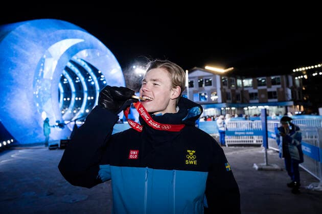 220206 Walter Wallberg of Sweden celebrates with his gold medal after the medal ceremony for men s moguls during day 2 of the 2022 Winter Olympics on February 6, 2022 in Zhangjiakou Photo Joel Marklund BILDBYRAN kod JM JM0272 bbeng olympic games olympics winter olympics os ol olympiska spel winter os olympics peking peking Beijing 2022 beijing 2022 beijing 2022 olympic games beijing 2022 winter olympic games beijing os beijing ol winter ol medal ceremony medal ceremony medal ceremony sweden jubilee gold,  Copyright: JOELxMARKLUND BB220206JM061