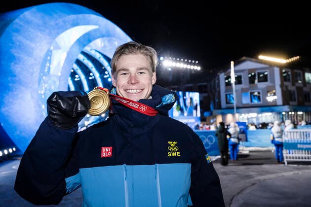 220206 Walter Wallberg of Sweden celebrates with his gold medal after the medal ceremony for men s moguls during day 2 of the 2022 Winter Olympics on February 6, 2022 in Zhangjiakou Photo Joel Marklund BILDBYRAN kod JM JM0272 bbeng olympic games olympics winter olympics os ol olympiska spel winter os olympics peking peking Beijing 2022 beijing 2022 beijing 2022 olympic games beijing 2022 winter olympic games beijing os beijing ol winter ol medal ceremony medal ceremony medal ceremony sweden jubilee gold,  Copyright: JOELxMARKLUND BB220206JM064