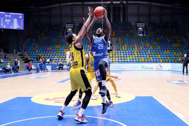 Fraport Skyliners MHP Riesen Ludwigsburg, easyCredit BBL Will Cherry Fraport Skyliners, 29 vs James Woodard Ludwigsburg, 8 easyCredit BBL basketball game between Fraport Skyliners and MHP Riesen Ludwigsburg on February 6, 2022 at Ballsporthalle in Frankfurt am Main , Frankfurt am Main Hesse Germany Ballsporthalle