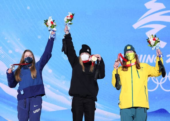 (220206) -- ZHANGJIAKOU, Feb. 6, 2022 -- Gold medalist Zoi Sadowski Synnott of New Zealand (C), silver medalist Julia Marino of the United States (L) and bronze medalist Tess Coady of Australia pose for a photo during the awarding ceremony of Women s Snowboard Slopestyle at the Zhangjiakou Medals Plaza of the Winter Olympics in Zhangjiakou, north China s Hebei Province, Feb. 6, 2022. ) (BEIJING2022)CHINA-ZHANGJIAKOU-OLYMPIC Winter games, Winterspiele,Spiele, Summer games AWARDING CEREMONY (CN) DingxTing 