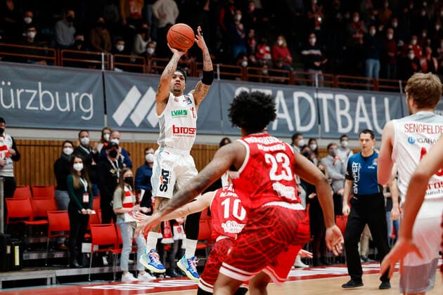 links Justin Robinson (Brose Bamberg, 12) s.oliver Würzburg Wuerzburg - Brose Bamberg - easyCredit-BBL - Basketball Bundesliga Saison 2021 22 Spieltag 20, 06.02.2022 Würzburg, tectake ARENA Copyright: DanielxLöb