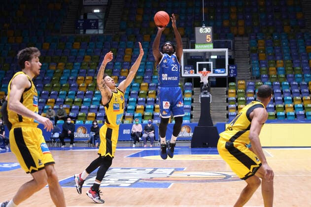 Fraport Skyliners MHP Riesen Ludwigsburg, easyCredit BBL Will Cherry Fraport Skyliners, 29 throws from distance, left defends Jonah Radebaugh Ludwigsburg, 12 easyCredit BBL basketball game between Fraport Skyliners and MHP Riesen Ludwigsburg on February 6, 2022 at Ballsporthalle in Frankfurt am Main , Frankfurt am Main Hesse Germany Ballsporthalle