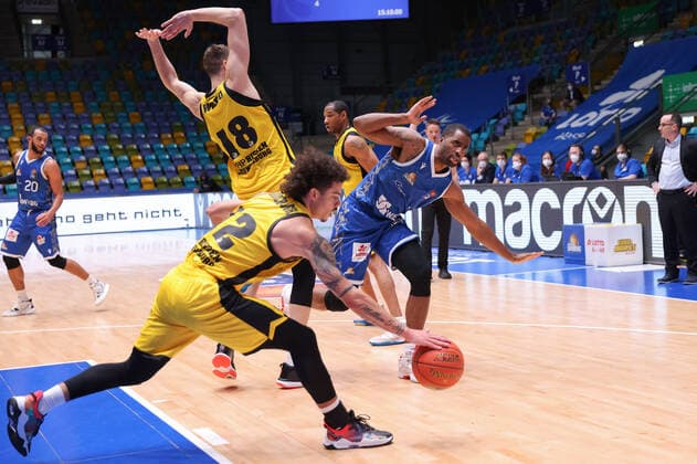 Fraport Skyliners MHP Riesen Ludwigsburg, easyCredit BBL Jonah Radebaugh Ludwigsburg, 12 comes before Jamel McLean Fraport Skyliners, 1 to the ball Basketball match of the easyCredit BBL between the Fraport Skyliners and the MHP Riesen Ludwigsburg on 6 February 2022 at the Ballsporthalle in Frankfurt am Main , Frankfurt am Main Hesse Germany Ballsporthalle