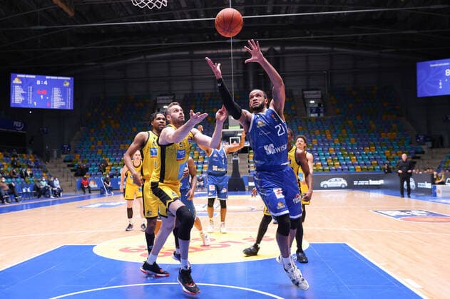Fraport Skyliners MHP Riesen Ludwigsburg, easyCredit BBL rebound by Rasheed Moore Fraport Skyliners, 20 against Jonas Wohlfarth Bottermann Ludwigsburg, 18 Basketball game of easyCredit BBL between Fraport Skyliners and MHP Riesen Ludwigsburg on 6 February 2022 at Ballsporthalle in Frankfurt am Main , Frankfurt am Main Hesse Germany Ballsporthalle