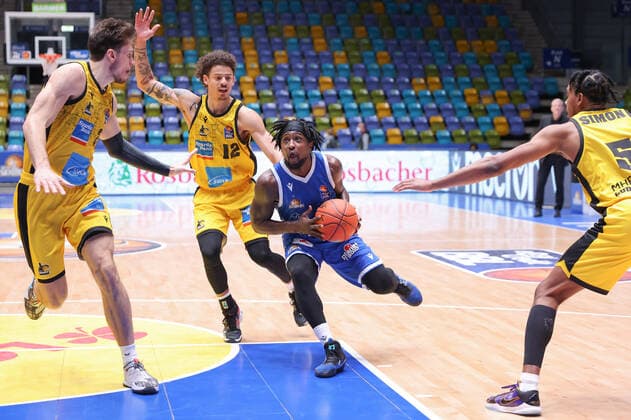 Fraport Skyliners MHP Riesen Ludwigsburg, easyCredit BBL Will Cherry Fraport Skyliners, 29 prevails against Jonah Radebaugh Ludwigsburg, 12 Basketball match of easyCredit BBL between Fraport Skyliners and MHP Riesen Ludwigsburg on 6 February 2022 at Ballsporthalle in Frankfurt am Main , Frankfurt am Main Hesse Germany Ballsporthalle