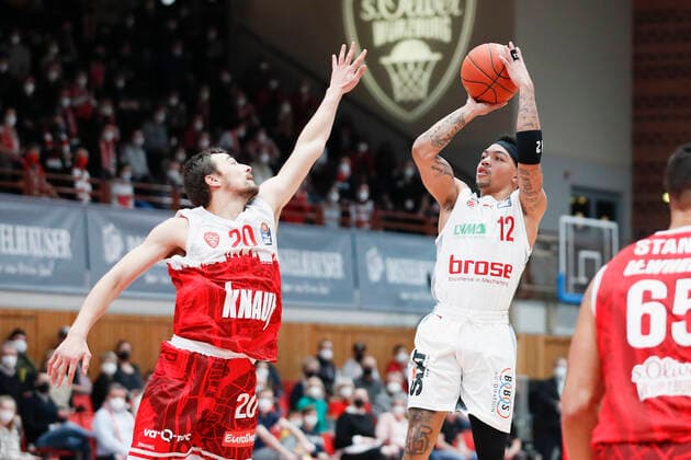 06 02 2022, s Oliver Wuerzburg vs Brose Bamberg, easyCredit BBL, 20 matchday, GER, Wuerzburg, tectake ARENA, picture from left Julian Albus s Oliver Wuerzburg vs Justin Robinson Brose Bamberg Copyright: HMBxMedia xJulienxBecker