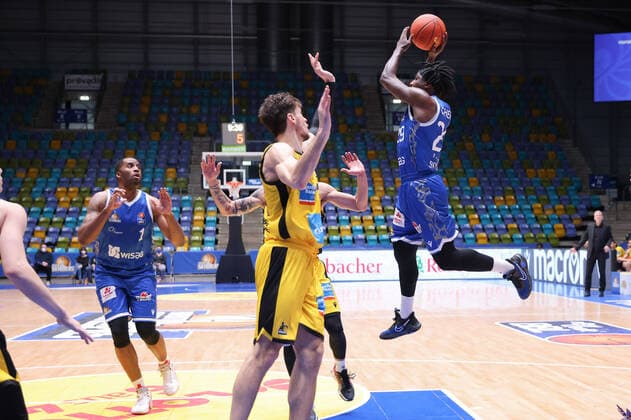Fraport Skyliners MHP Riesen Ludwigsburg, easyCredit BBL Will Cherry Fraport Skyliners, 29 passes to the lurking Jamel McLean Fraport Skyliners, 1 easyCredit BBL basketball game between Fraport Skyliners and MHP Riesen Ludwigsburg on February 6, 2022 at Ballsporthalle in Frankfurt am Main , Frankfurt am Main Hesse Germany Ballsporthalle