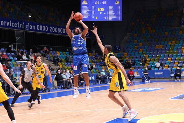 Fraport Skyliners MHP Riesen Ludwigsburg, easyCredit BBL Quantez Robertson Fraport Skyliners, 23 vs Tremmell Darden Ludwigsburg, 21 easyCredit BBL basketball match between Fraport Skyliners and MHP Riesen Ludwigsburg on February 6, 2022 at Ballsporthalle in Frankfurt am Main , Frankfurt am Main Hessen Germany Ballsporthalle