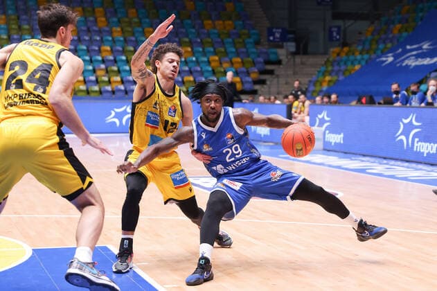 Fraport Skyliners MHP Riesen Ludwigsburg, easyCredit BBL Will Cherry Fraport Skyliners, 29 dances Jonah Radebaugh Ludwigsburg, 12 off left Ethan Happ Ludwigsburg, 24 easyCredit BBL basketball game between Fraport Skyliners and MHP Riesen Ludwigsburg on February 6, 2022 at Ballsporthalle in Frankfurt am Main , Frankfurt am Main Hessen Germany Ballsporthalle