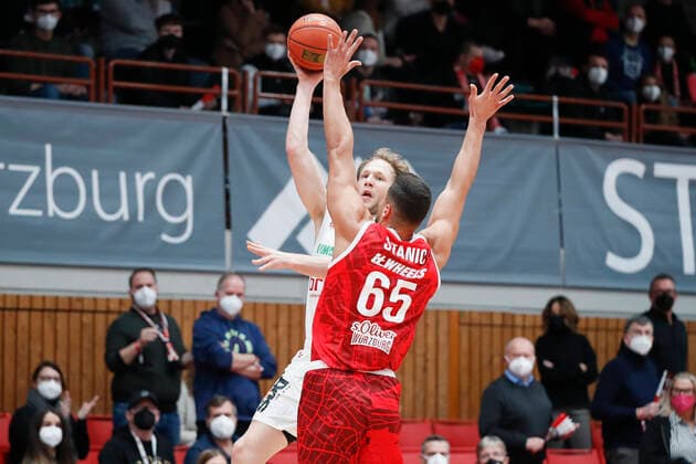 06 02 2022, s Oliver Wuerzburg vs Brose Bamberg, easyCredit BBL, 20 matchday, GER, Wuerzburg, tectake ARENA, picture from left Christian Sengfelder Brose Bamberg vs Filip Stanic s Oliver Wuerzburg Copyright: HMBxMedia xJulienxBecker