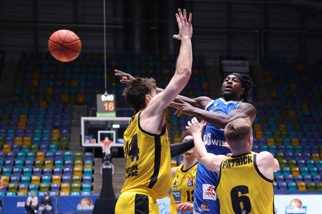 Fraport Skyliners MHP Riesen Ludwigsburg, easyCredit BBL Will Cherry Fraport Skyliners, 29 passes the ball past Ethan Happ Ludwigsburg, 24 and Johannes Patrick Ludwigsburg, 6 easyCredit BBL basketball match between Fraport Skyliners and MHP Riesen Ludwigsburg on 6 February 2022 at Ballsporthalle in Frankfurt am Main , Frankfurt am Main Hesse Germany Ballsporthalle