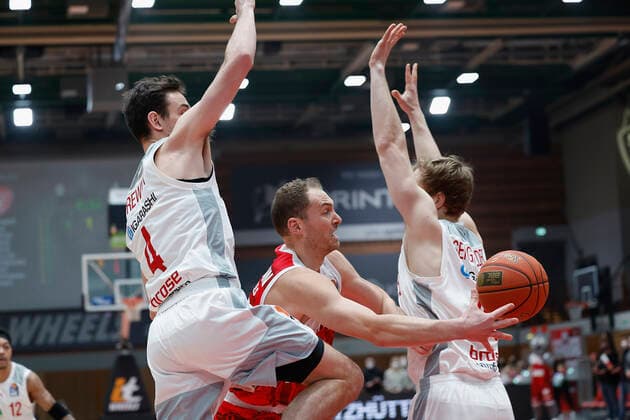 06 02 2022, Basketball, BBL, s Oliver Wuerzburg Brose Bamberg, GER, Wuerzburg, tectake Arena Picture from left Omar Prewitt Brose Bamberg , Felix Hoffmann s Oliver Wuerzburg and Christian Sengfelder Brose Bamberg Copyright: HMBxMedia xHeikoxBecker