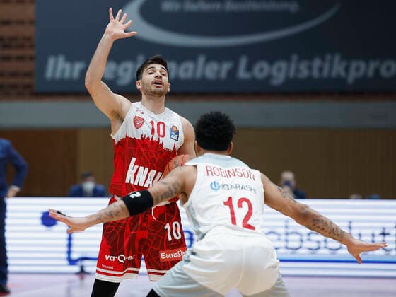 06 02 2022, Basketball, BBL, s Oliver Wuerzburg Brose Bamberg, GER, Wuerzburg, tectake Arena Picture from left Luciano Parodi s Oliver Wuerzburg and Justin Robinson Brose Bamberg Copyright: HMBxMedia xHeikoxBecker