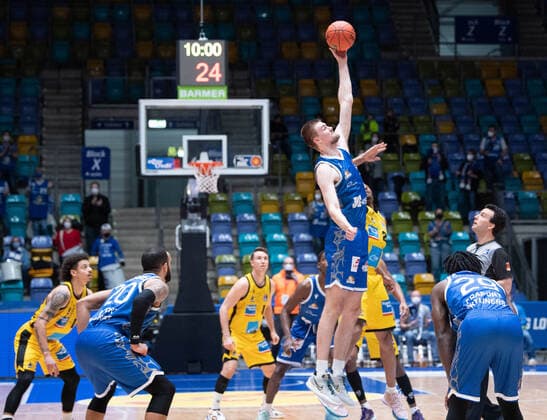 06 02 2022, xsltx, Basketball BBL Bundesliga, Frankfurt Skyliners MHP Riesen Ludwigsburg emspor, v l Matt Haarms Center Fraport Skyliners holds his own during jump ball DFL DFB REGULATIONS PROHIBIT ANY USE OF PHOTOGRAPHS as IMAGE SEQUENCES and or QUASI VIDEO Frankfurt am Main