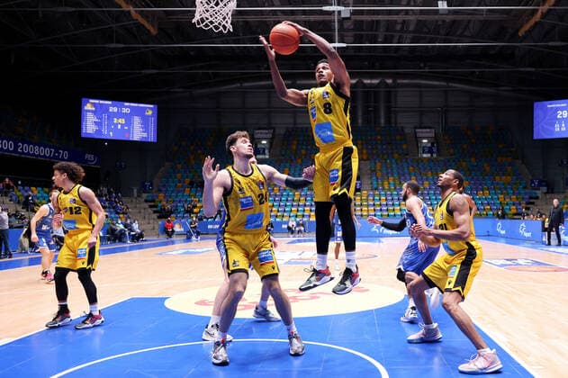 Fraport Skyliners MHP Riesen Ludwigsburg, easyCredit BBL rebound by James Woodard Ludwigsburg, 8 basketball game of easyCredit BBL between Fraport Skyliners and MHP Riesen Ludwigsburg on February 6, 2022 at Ballsporthalle in Frankfurt am Main , Frankfurt am Main Hesse Germany Ballsporthalle